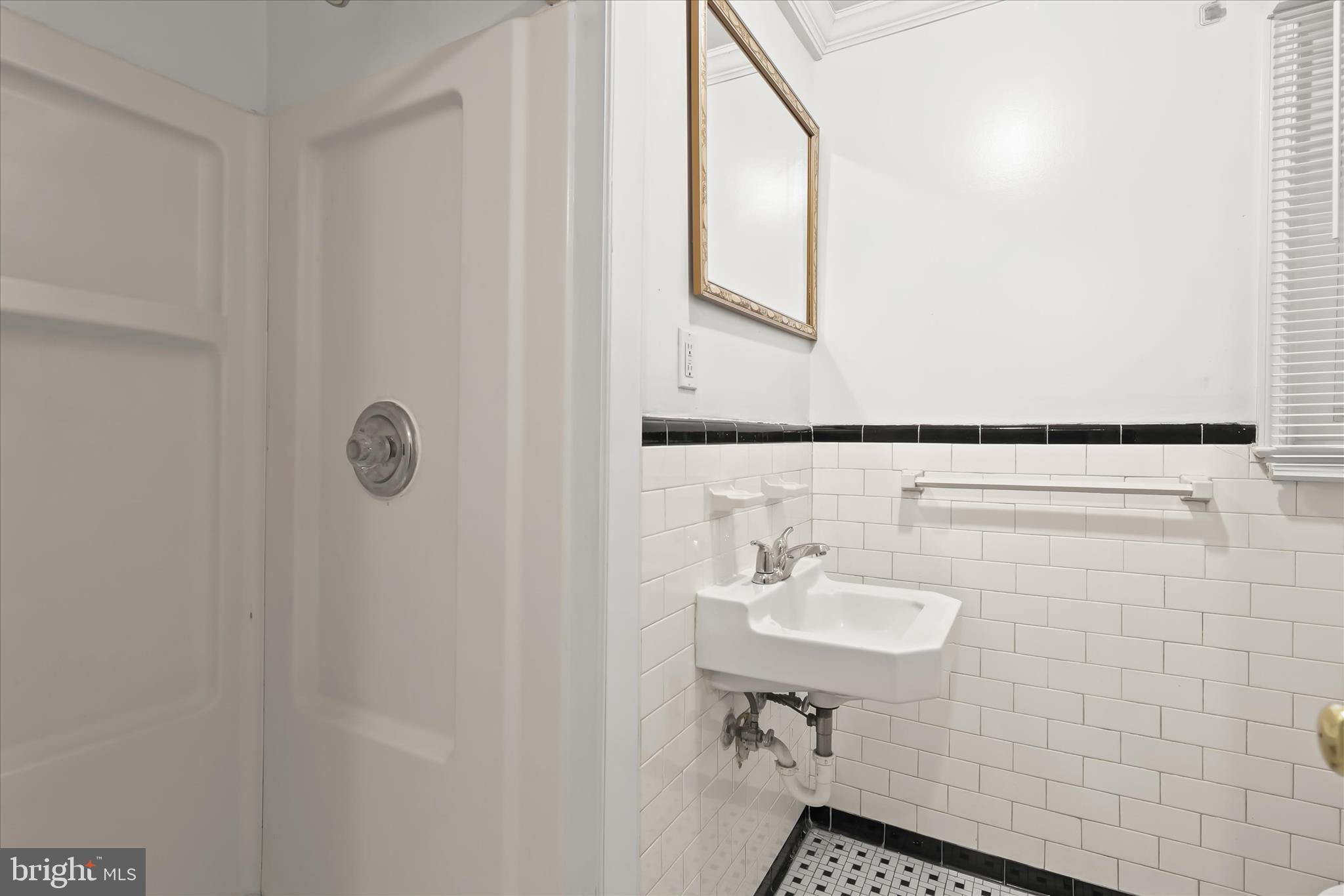 3511 6th Street Baltimore, MD 21225 - Photo 14 of 31 Hall Bath