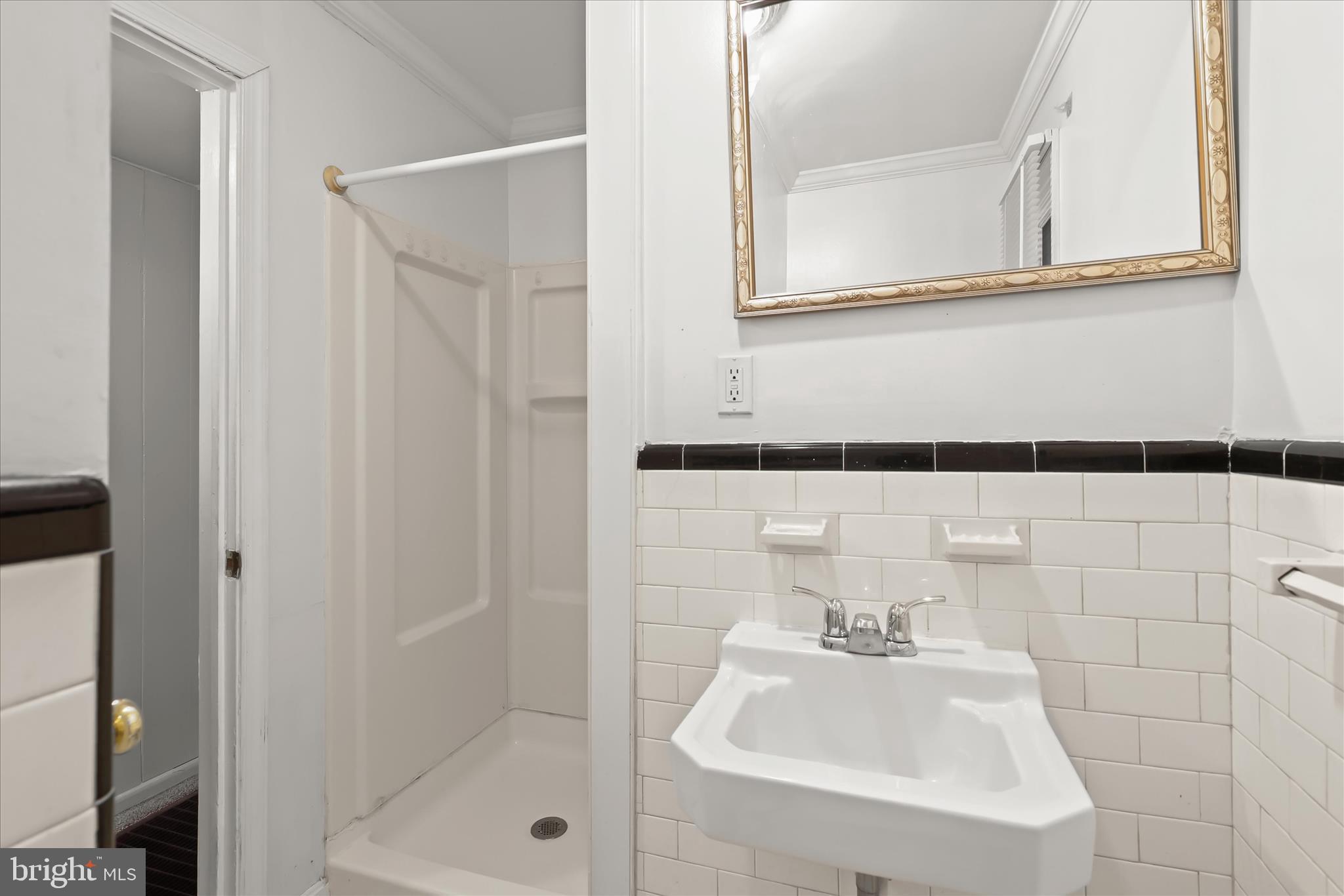 3511 6th Street Baltimore, MD 21225 - Photo 15 of 31 Hall Bath
