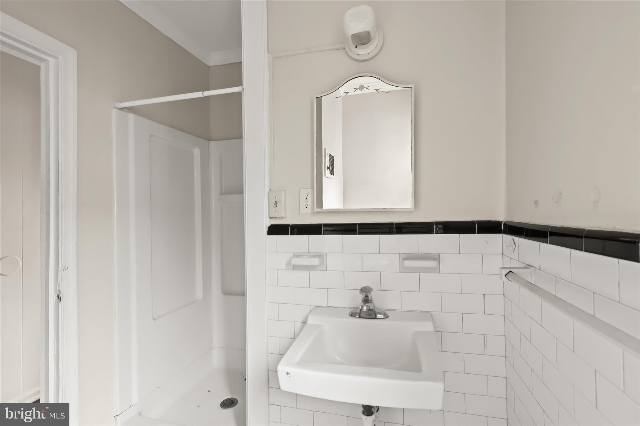 3511 6th Street Baltimore, MD 21225 - Photo 25 of 31 Upper Unit Bath