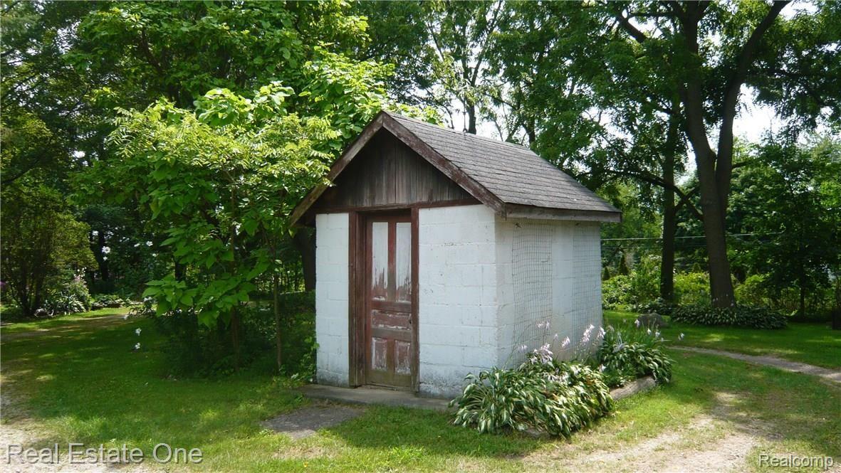 9639 Currie Road Northville, MI 48167 - Photo 10 of 24 CIRCLE DRIVE/PATH UP THE DRIVE AND AROUND THE MILK HOUSE FOR EASY PROPERTY EXIT