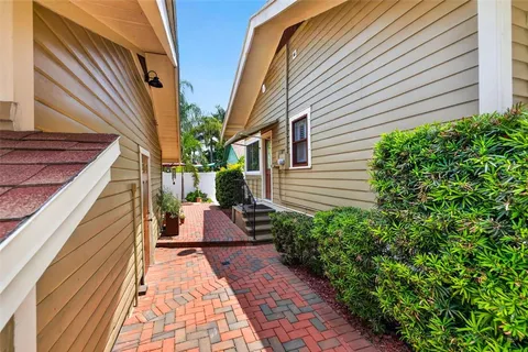 a view of a house with backyard