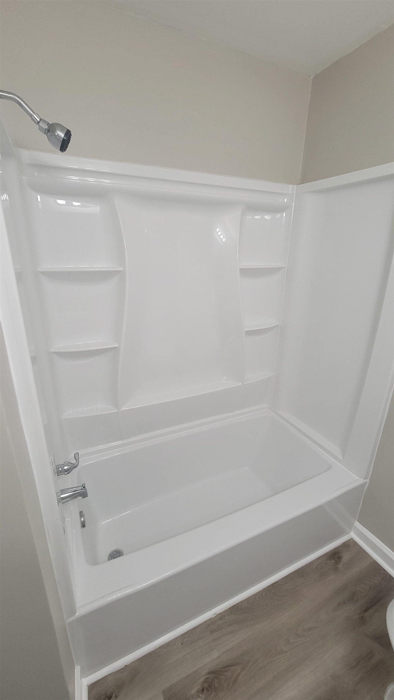4574 Boyce Road Memphis, TN 38117 - Photo 19 of 28 a bathroom with a bathtub
