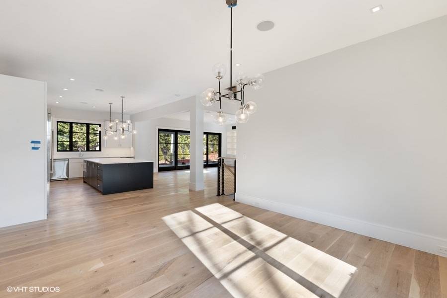 8 Crows Nest Lane East Hampton, NY 11937 - Photo 6 of 15 a very nice looking room with a large window