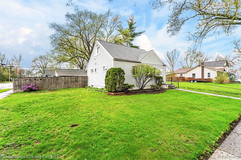 26605 Rialto Street Madison Heights, MI 48071 - Photo 3 of 37