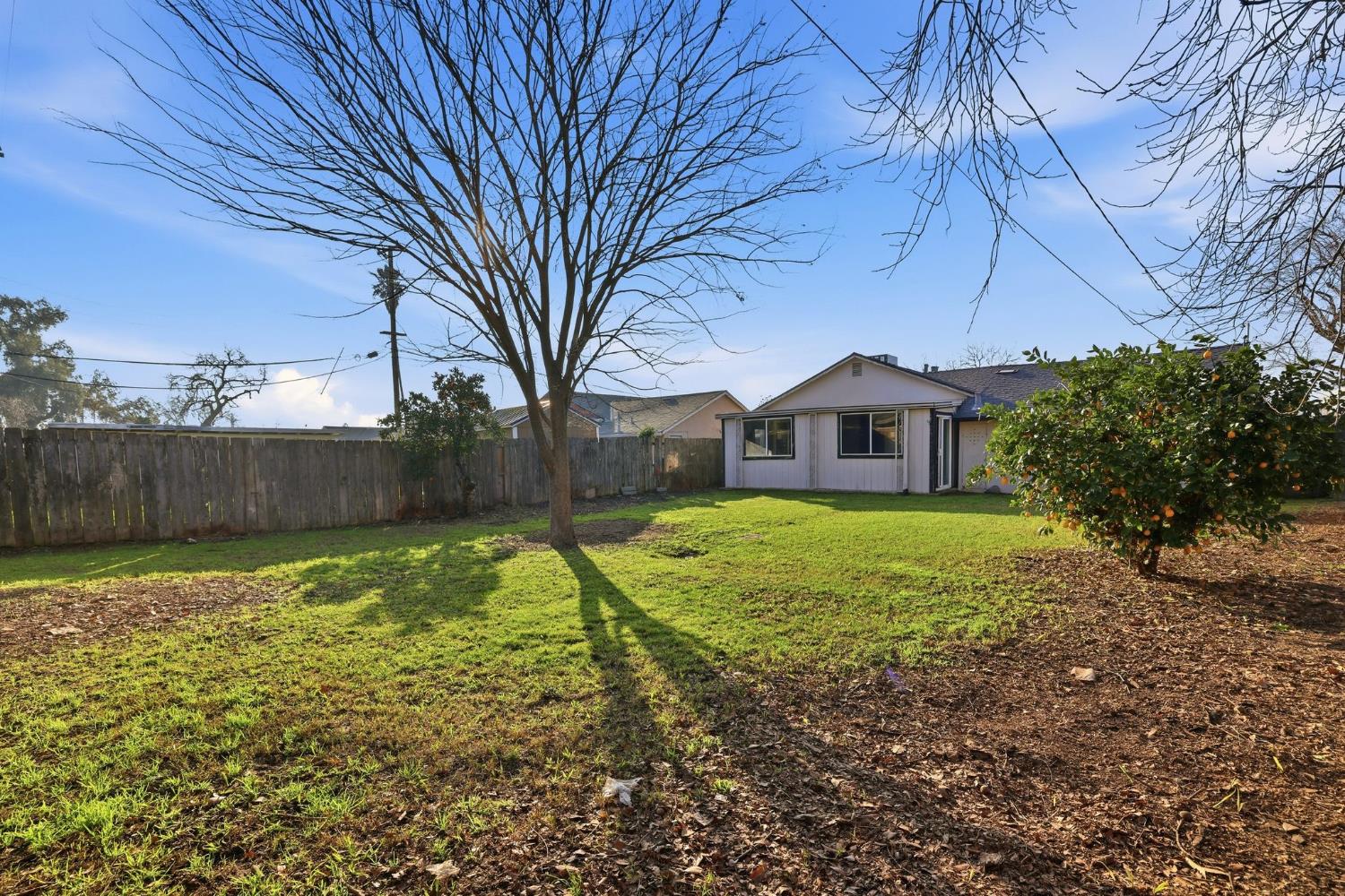 5674 Rio Verde Way North Highlands, CA 95660 - Photo 25 of 35 a backyard of house with lots of green space