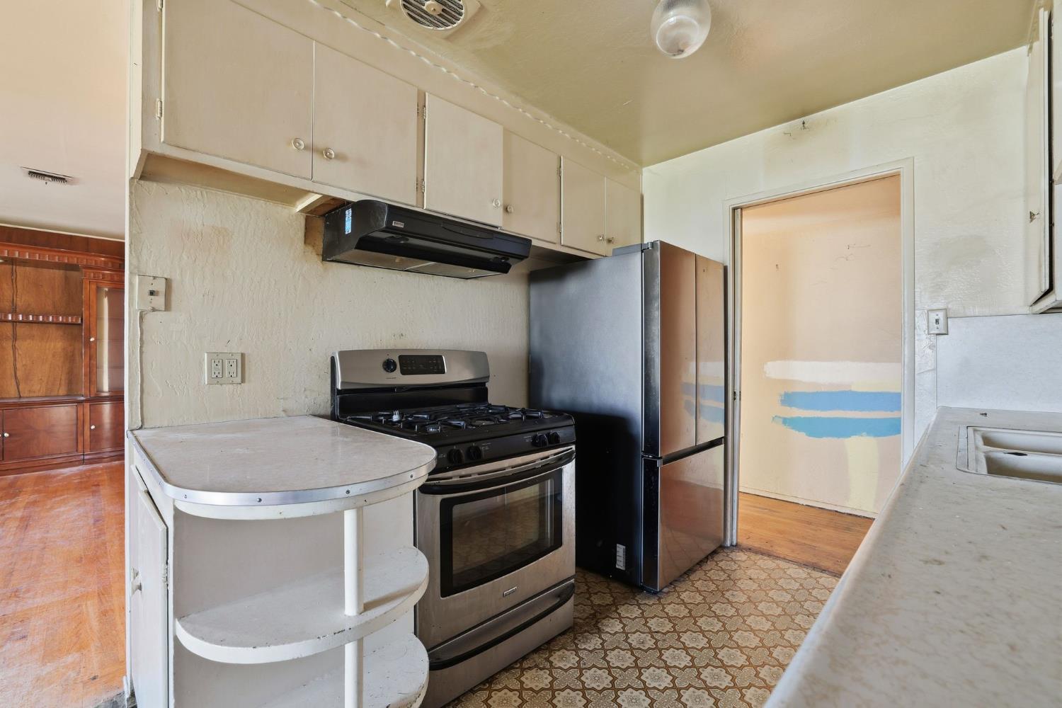 5674 Rio Verde Way North Highlands, CA 95660 - Photo 9 of 35 a kitchen with stainless steel appliances a stove a refrigerator and cabinets