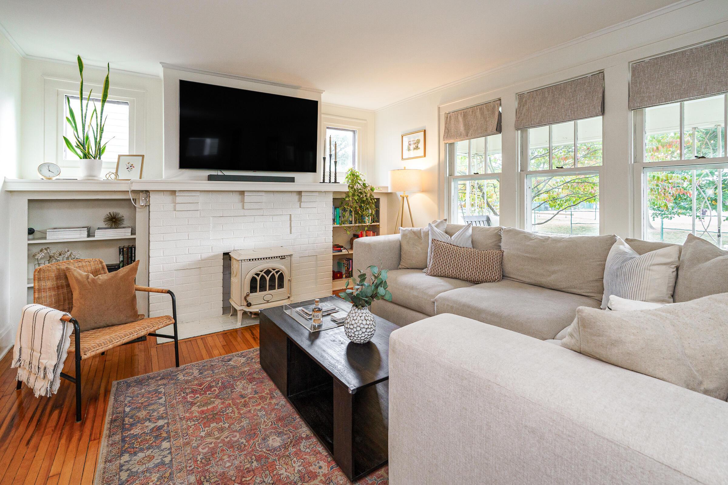 698 South Remington Road Columbus, OH 43209 - Photo 11 of 47 Living Room