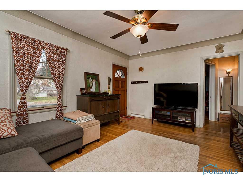 5109 Ancil Road Toledo, OH 43615 - Photo 5 of 15 Living Room.