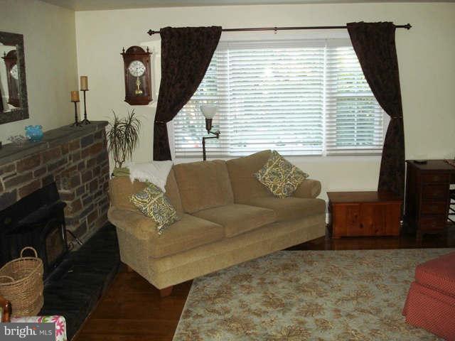 423 Kerwin Road Silver Spring, MD 20901 - Photo 6 of 18 Living Room