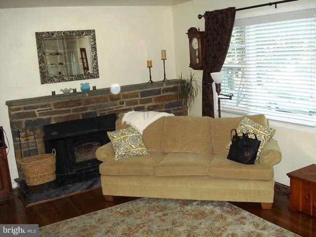 423 Kerwin Road Silver Spring, MD 20901 - Photo 7 of 18 Living Room