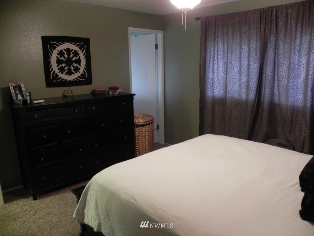2015 Dayton Court Southeast Renton, WA 98055 - Photo 9 of 15 Gallery Image 9