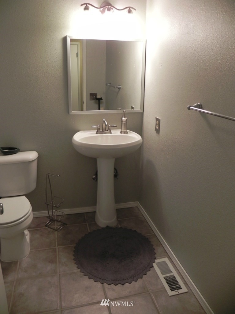 2015 Dayton Court Southeast Renton, WA 98055 - Photo 10 of 15 Gallery Image 10