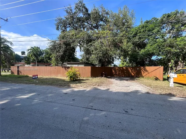 a view of back yard of the house