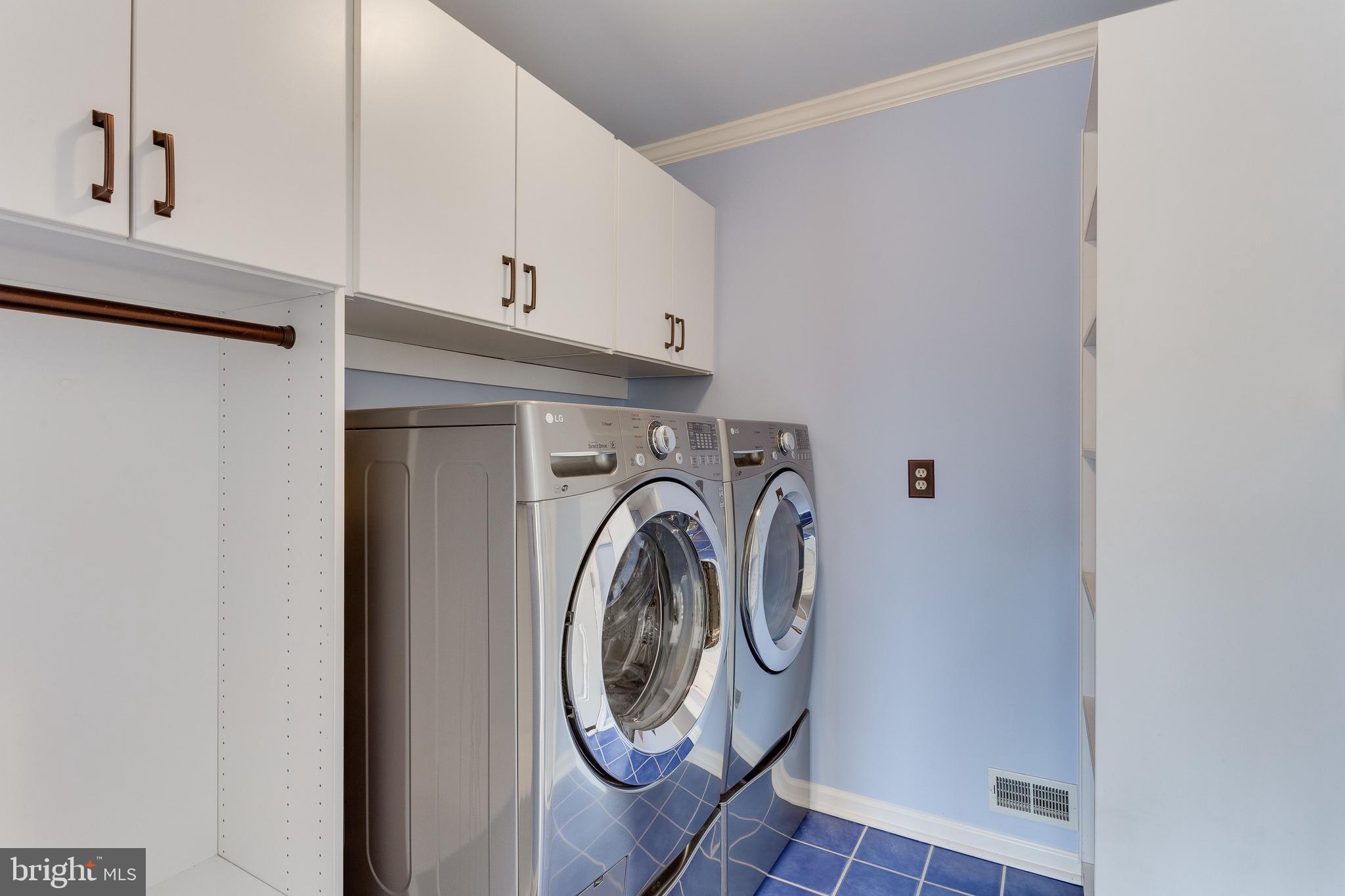 8001 Folkstone Road Manassas, VA 20111 - Photo 16 of 40 Main level laundry room