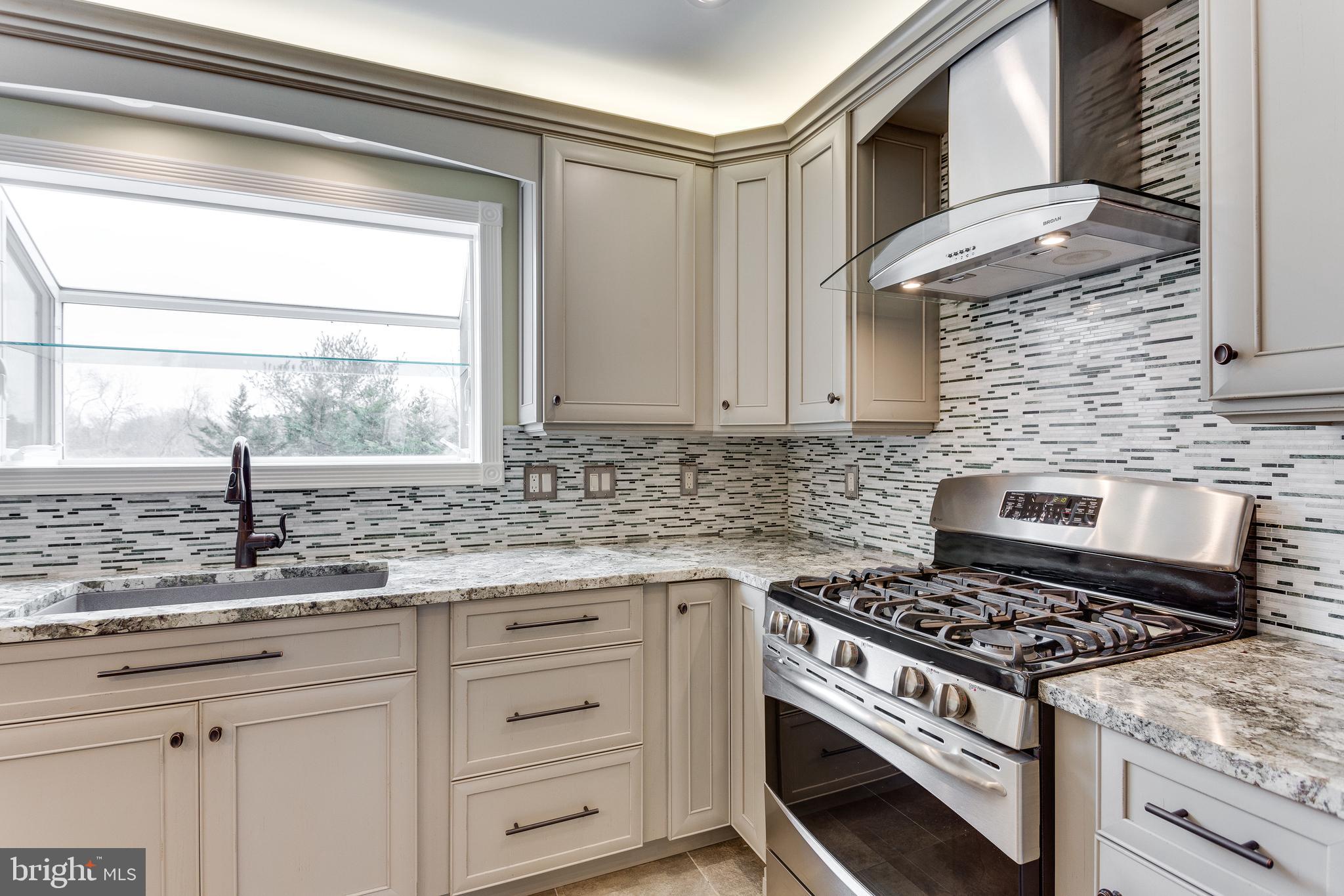 8001 Folkstone Road Manassas, VA 20111 - Photo 8 of 40 Custom backsplash & garden window