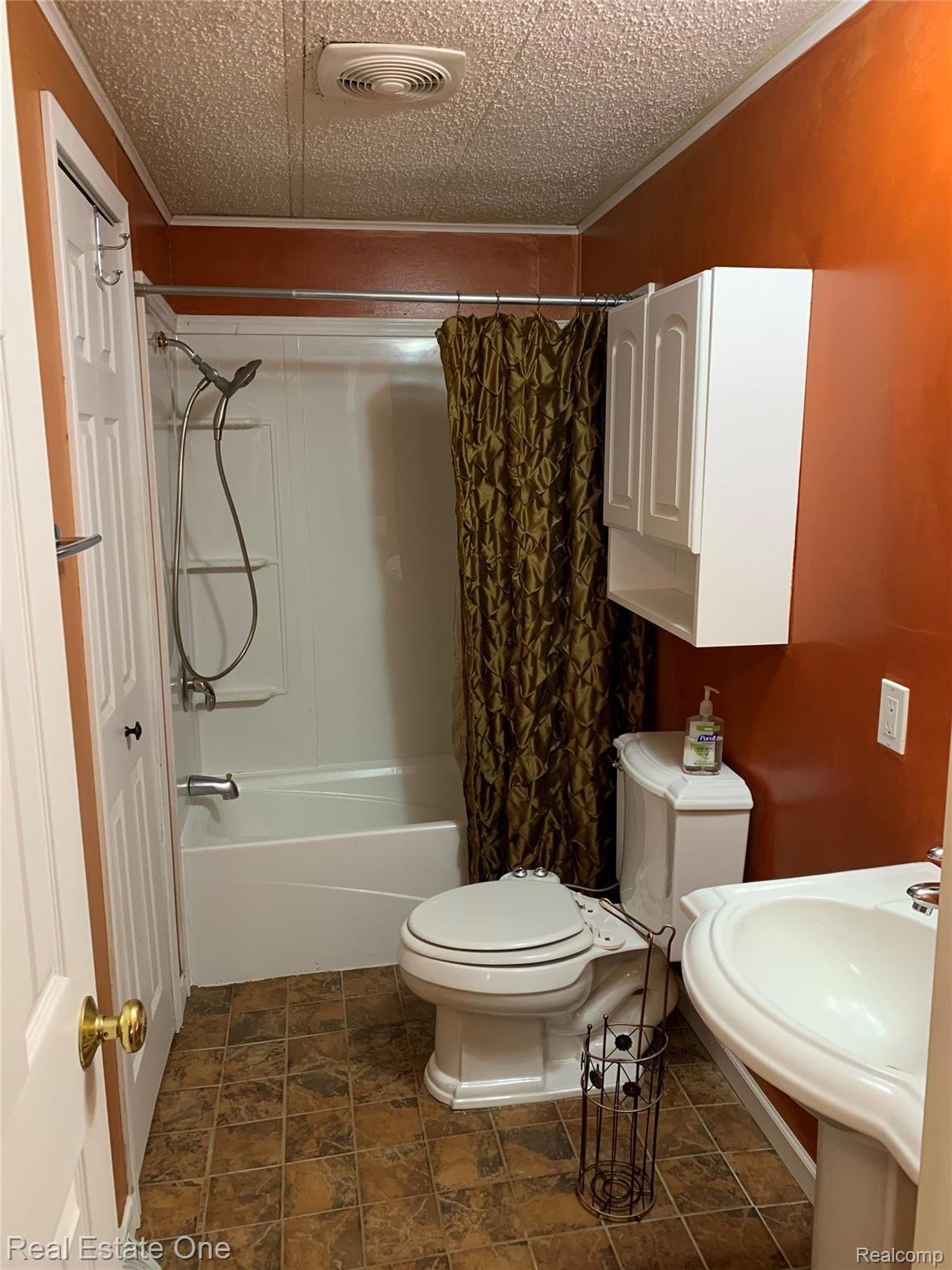 1916 Gilsam Avenue Rochester, MI 48309 - Photo 13 of 17 full bathroom.jpg