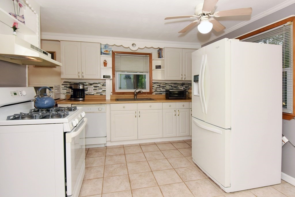 18 Lawson Road Weymouth, MA 02190 - Photo 14 of 42