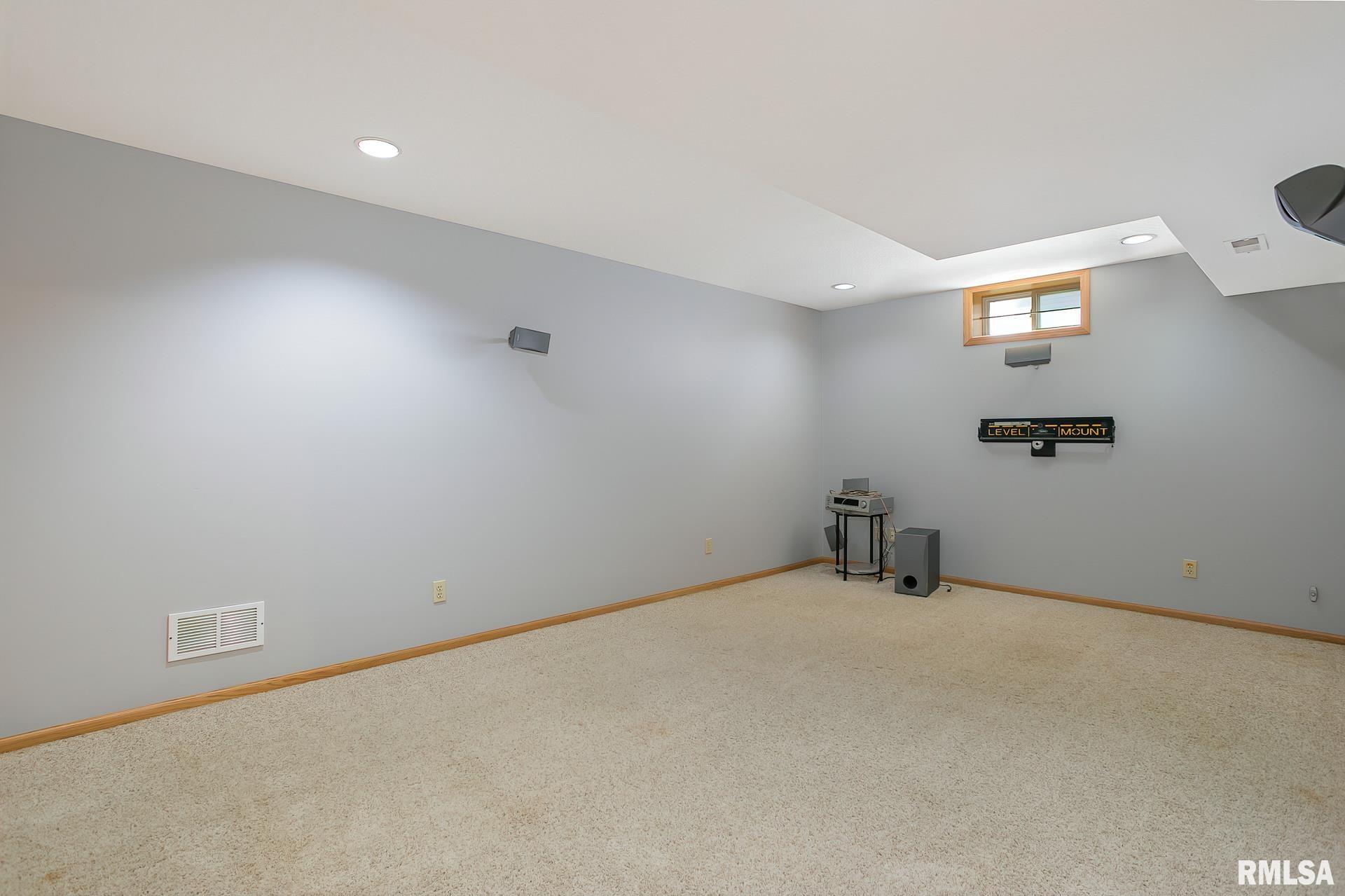 2085 Ashford Road Bettendorf, IA 52722 - Photo 18 of 32 Gallery Image 18
