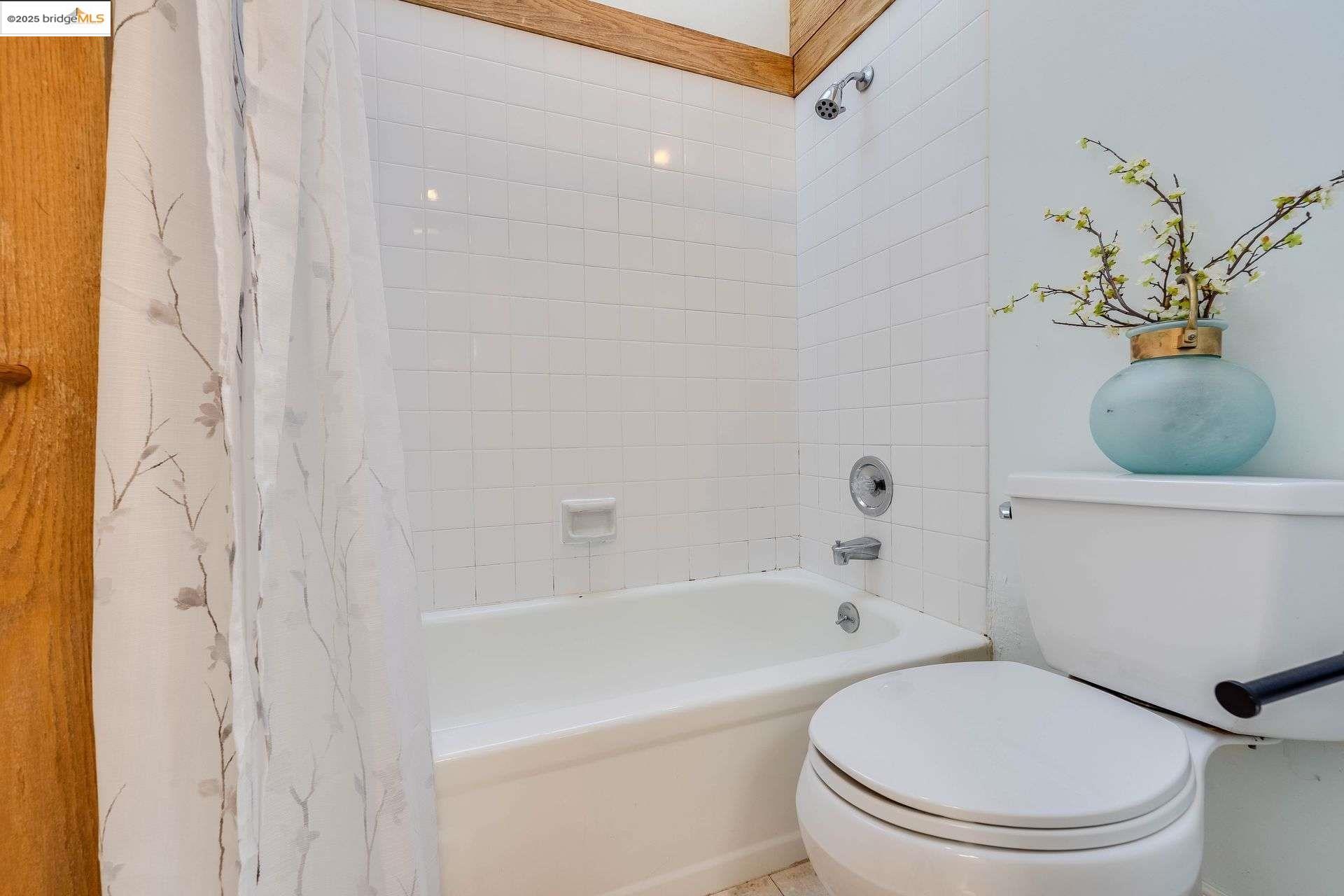 2316 Blake Street, Unit D Berkeley, CA 94704 - Photo 24 of 31 Full bath featuring shower / tub combo with curtain and toilet