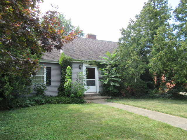 505 South Prospect Avenue Champaign, IL 61820 - Photo 1 of 19 a front view of a house with garden