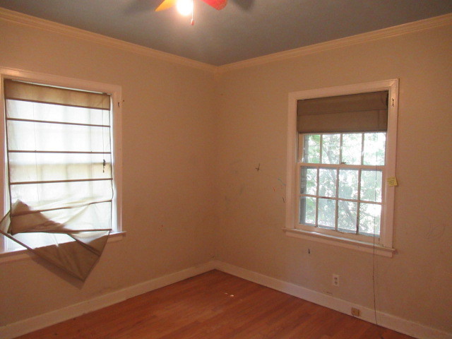 505 South Prospect Avenue Champaign, IL 61820 - Photo 12 of 19 an empty room with a window