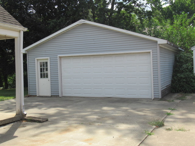 505 South Prospect Avenue Champaign, IL 61820 - Photo 4 of 19 a view of a house with garage