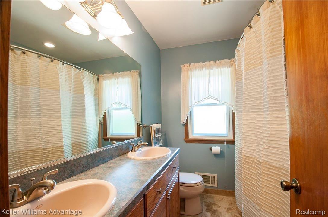 26508 Farmington Road Farmington, MI 48334 - Photo 26 of 45 Farmington Rd._26508_FullBath_003