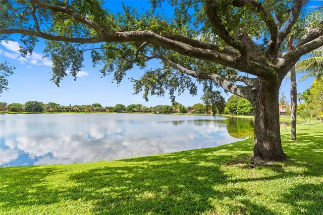 a view of yard with green space