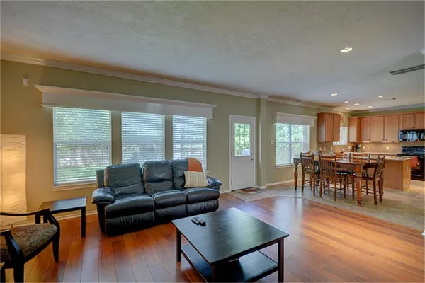 $2,850 | 174 East Spindle Tree Circle, The Woodlands, TX 77382