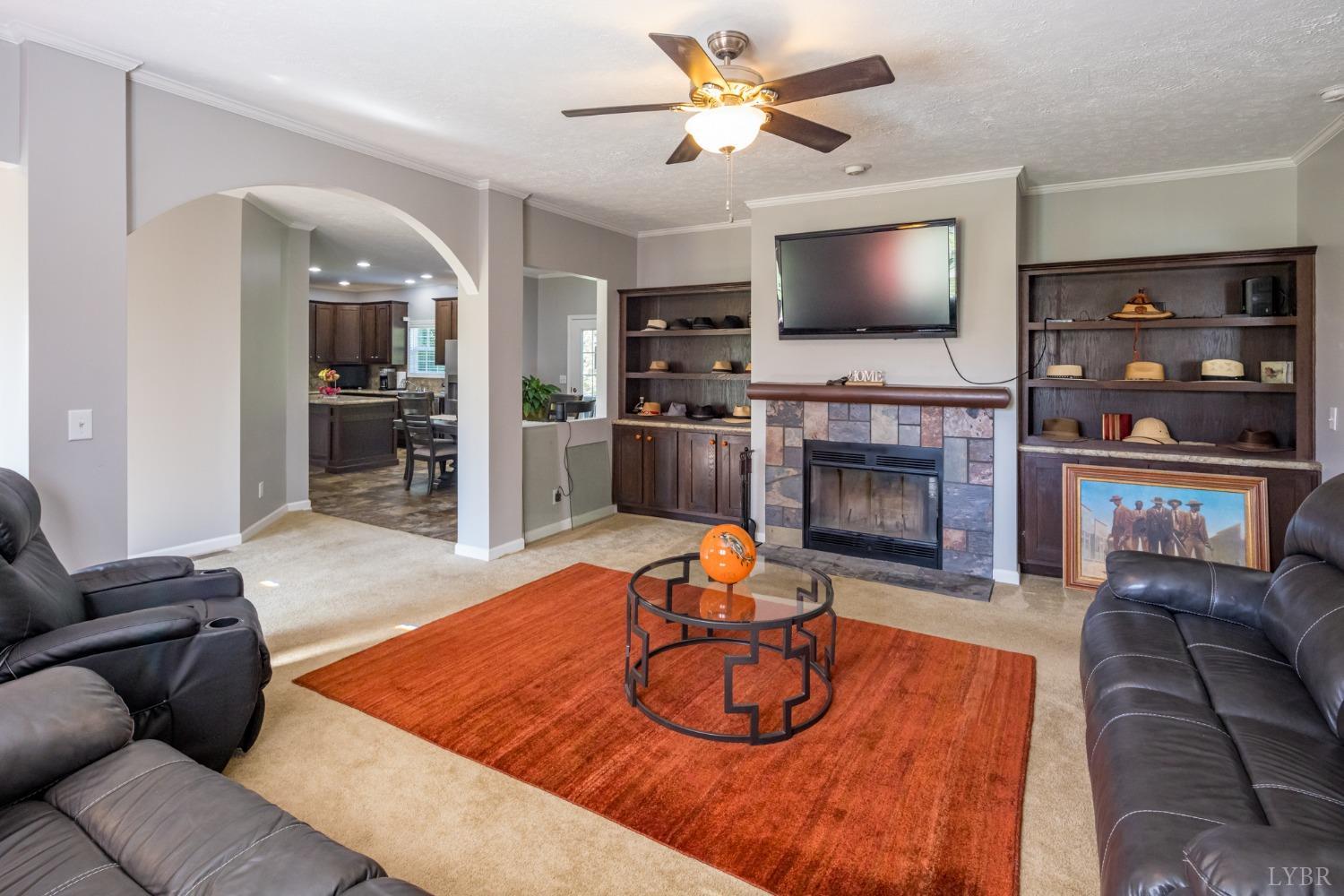 9 ft. Ceiling/Crown Molding Throughout