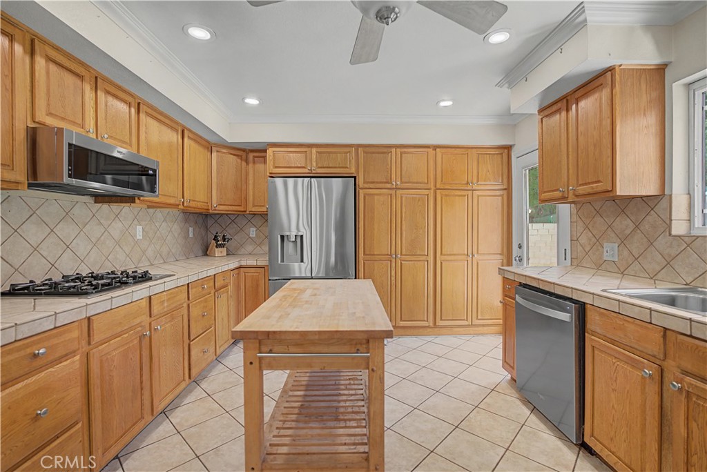 24348 Cross Street Newhall, CA 91321 - Photo 11 of 35