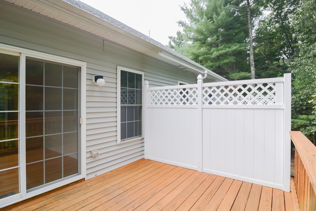 35 Hadleigh Road, Unit 35 Windham, NH 03087 - Photo 7 of 39 a backyard of a house
