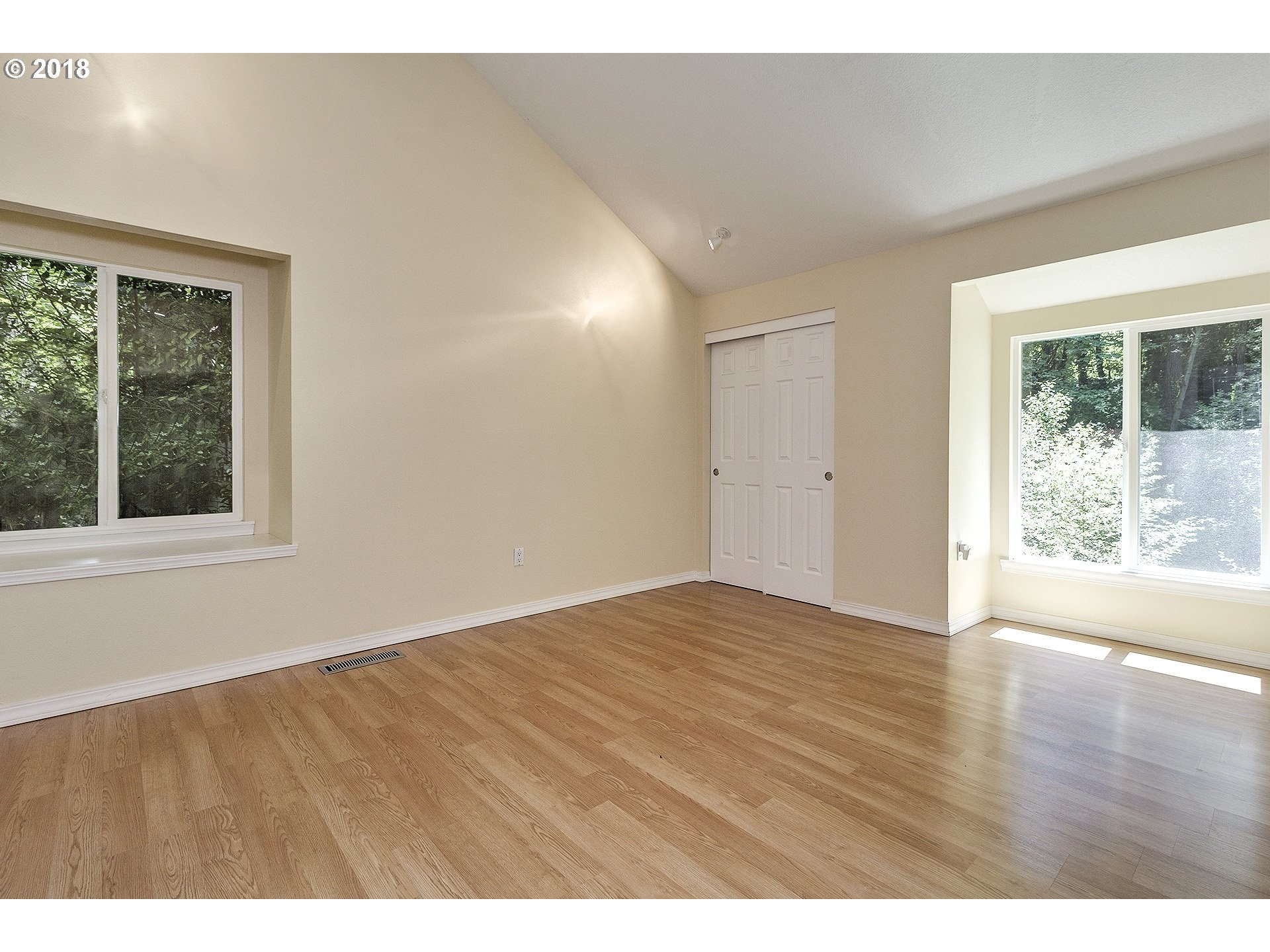 340 Southwest Custer Street Portland, OR 97219 - Photo 9 of 26 Gallery Image 9