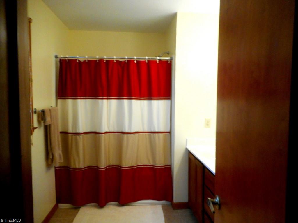 8541 Linville Road Oak Ridge, NC 27310 - Photo 19 of 29 Upstairs hall bath