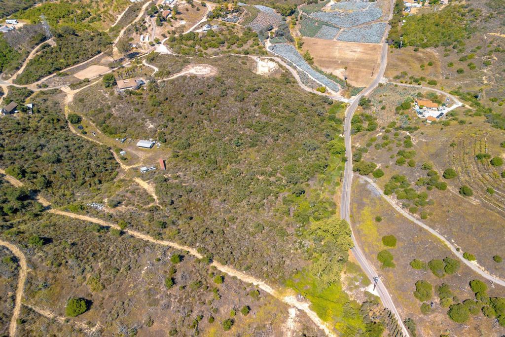 27 Daily Road Fallbrook, CA 92028 - Photo 19 of 34 a bathroom with bathtub and shower
