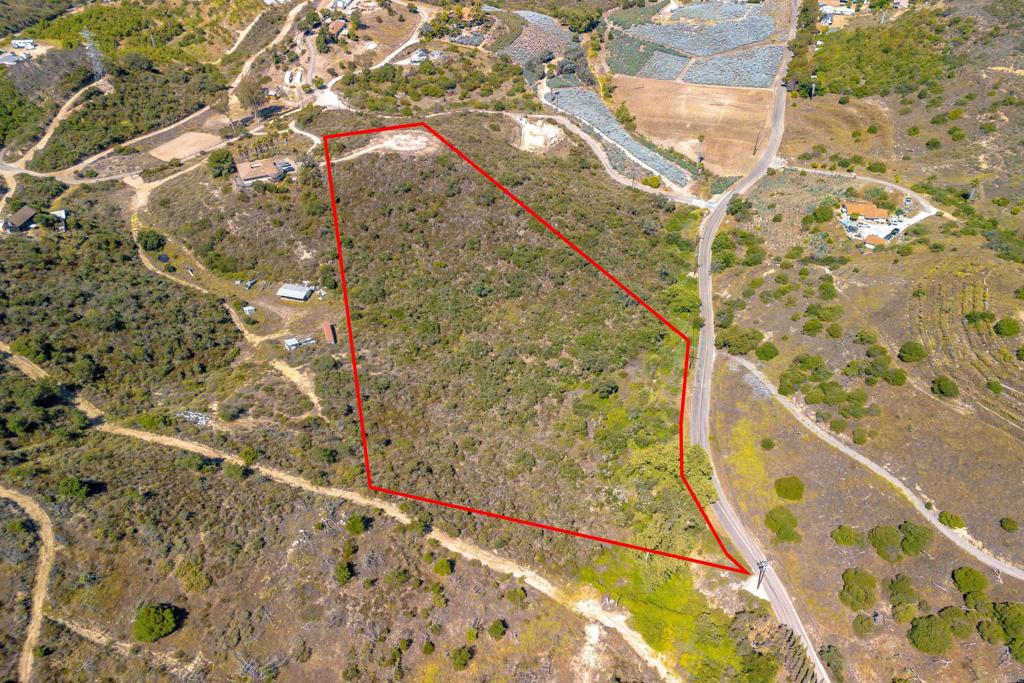 27 Daily Road Fallbrook, CA 92028 - Photo 20 of 34 a view of a yard