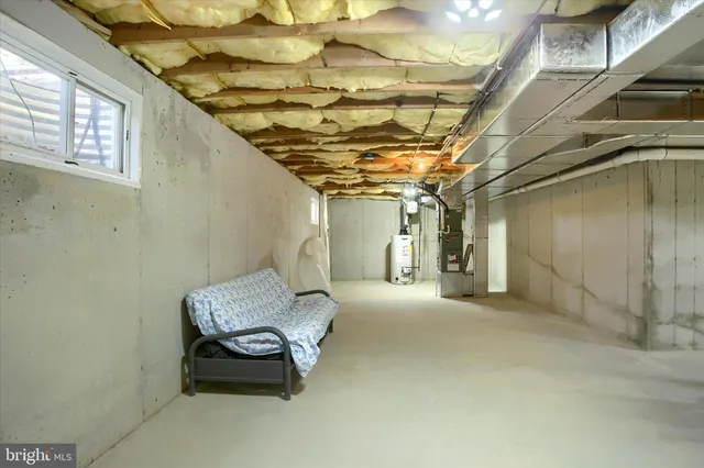 a view of livingroom with furniture