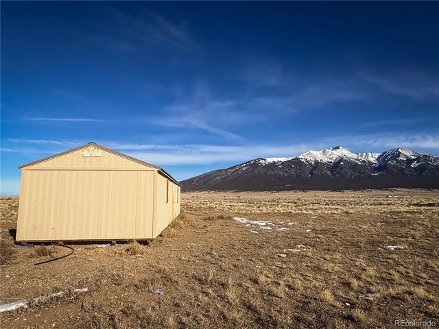 a view of a back yard