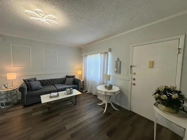 $2,300 | 609 Northeast 13th Avenue, Unit 101, Fort Lauderdale, FL 33304