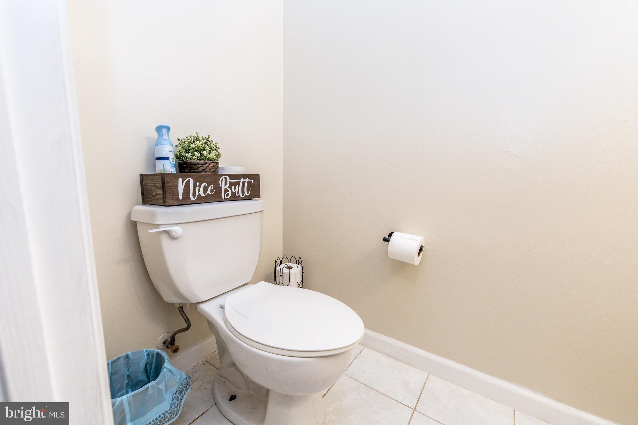 525 Post Oak Road Annapolis, MD 21401 - Photo 32 of 92 Main level half bath