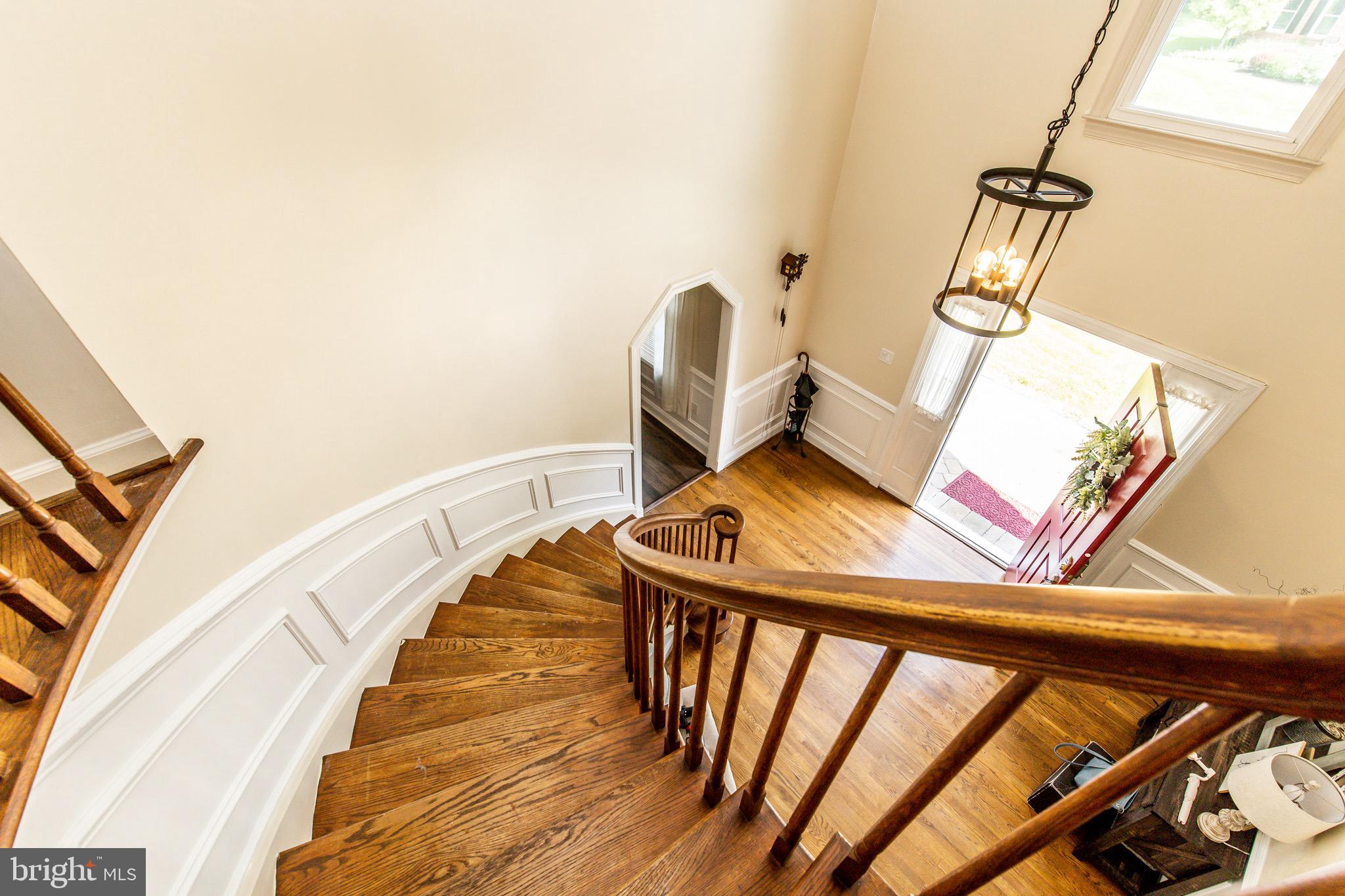 525 Post Oak Road Annapolis, MD 21401 - Photo 34 of 92 Upper level view of foyer/stairs