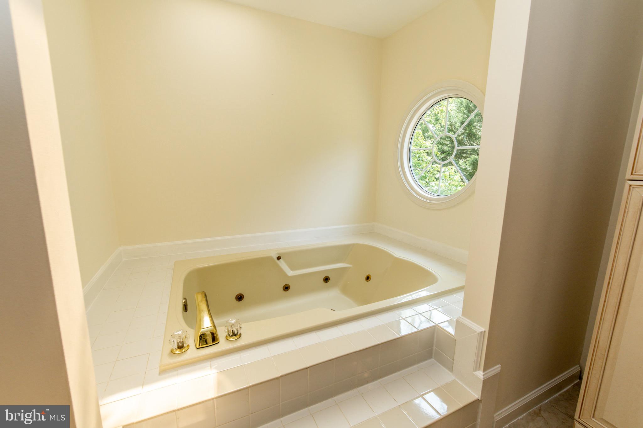 525 Post Oak Road Annapolis, MD 21401 - Photo 40 of 92 Primary bathroom, large tub
