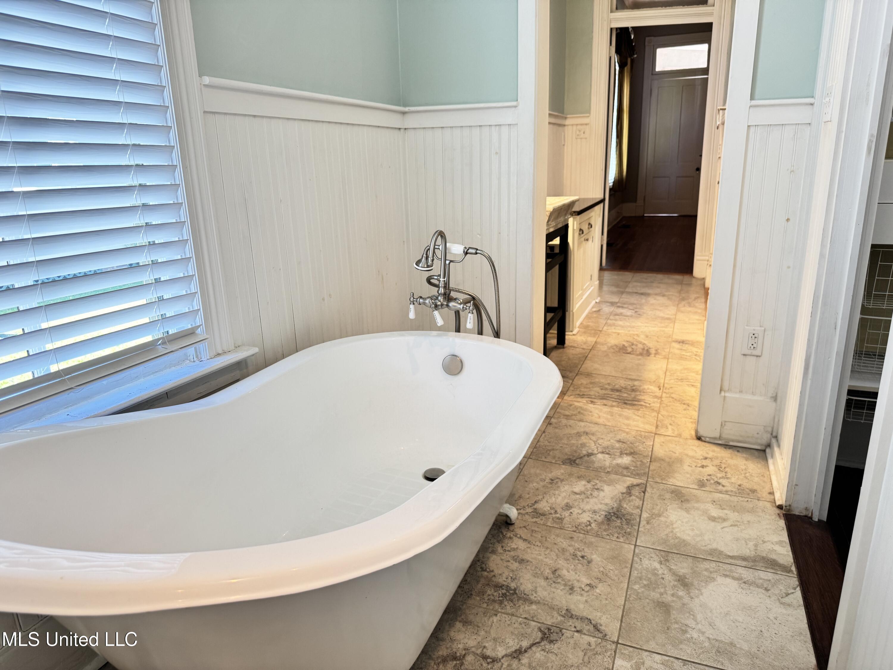 306 South Rankin Street Natchez, MS 39120 - Photo 11 of 48 Primary ensuite bathroom