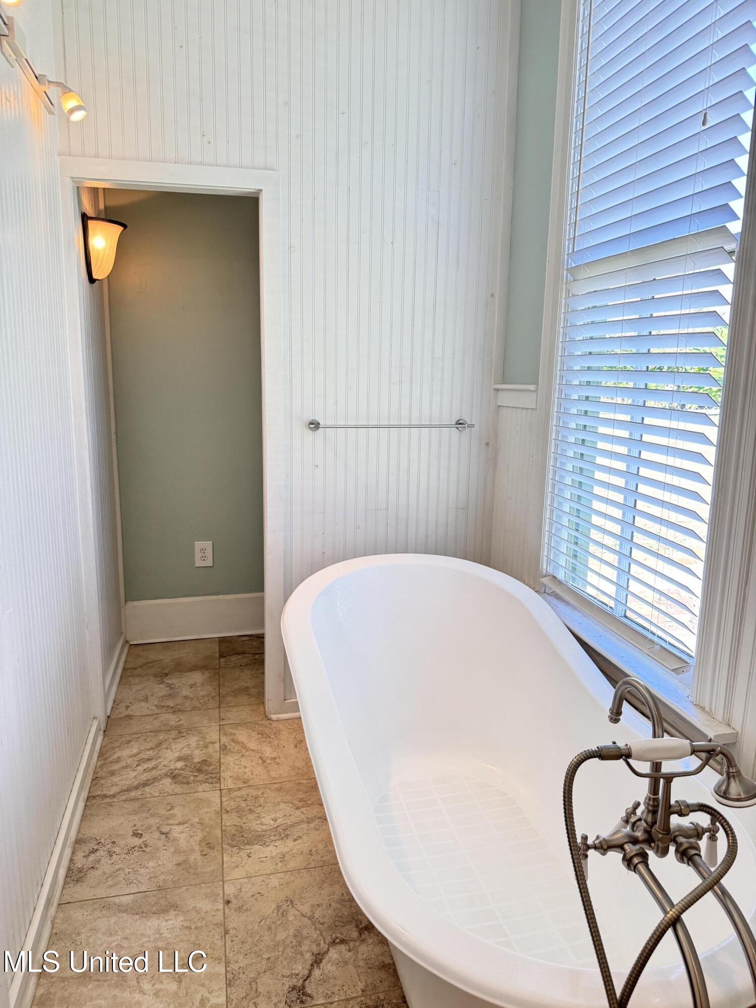 306 South Rankin Street Natchez, MS 39120 - Photo 12 of 48 Primary ensuite bathroom