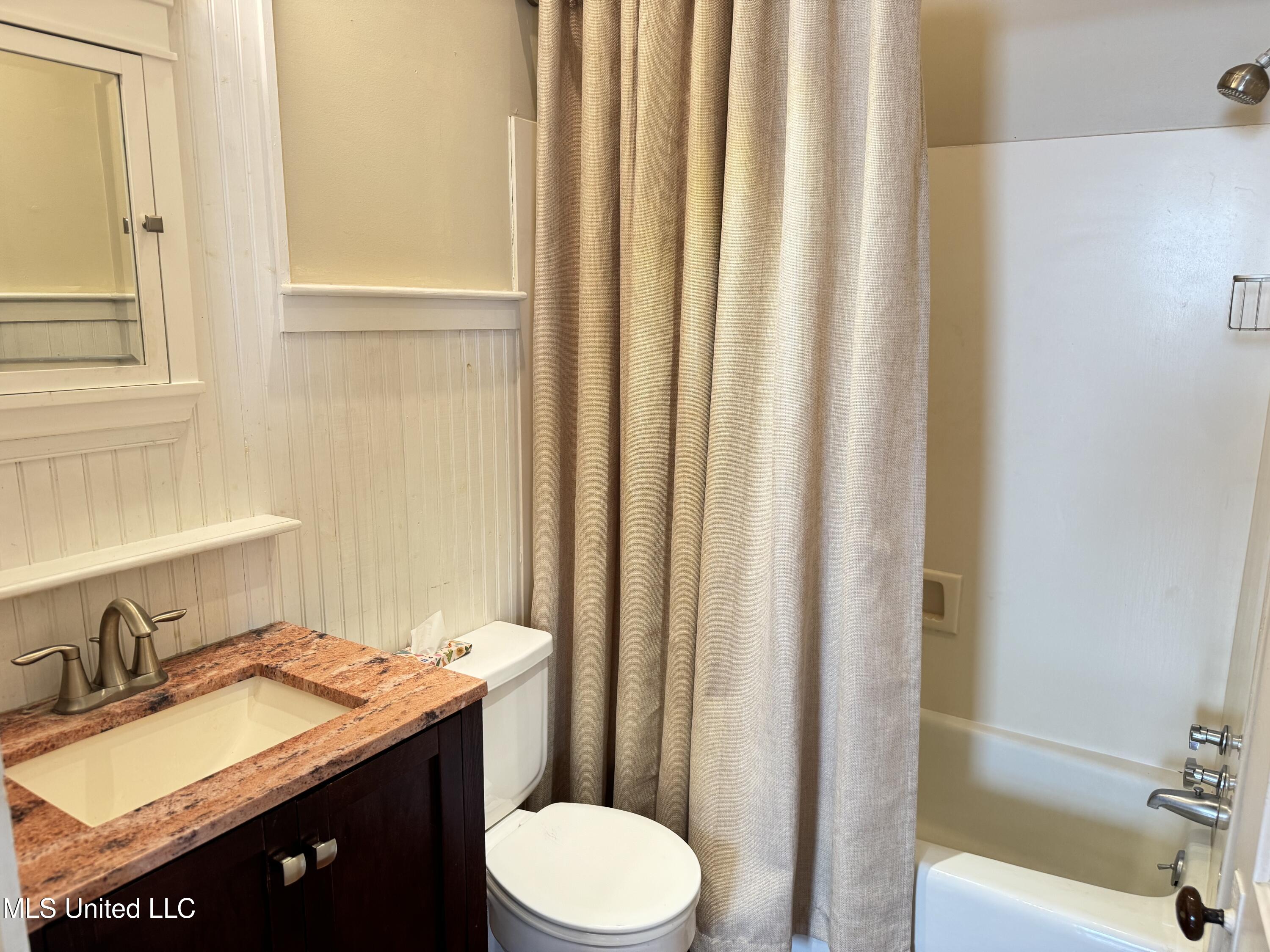 306 South Rankin Street Natchez, MS 39120 - Photo 16 of 48 Full bathroom (downstairs)