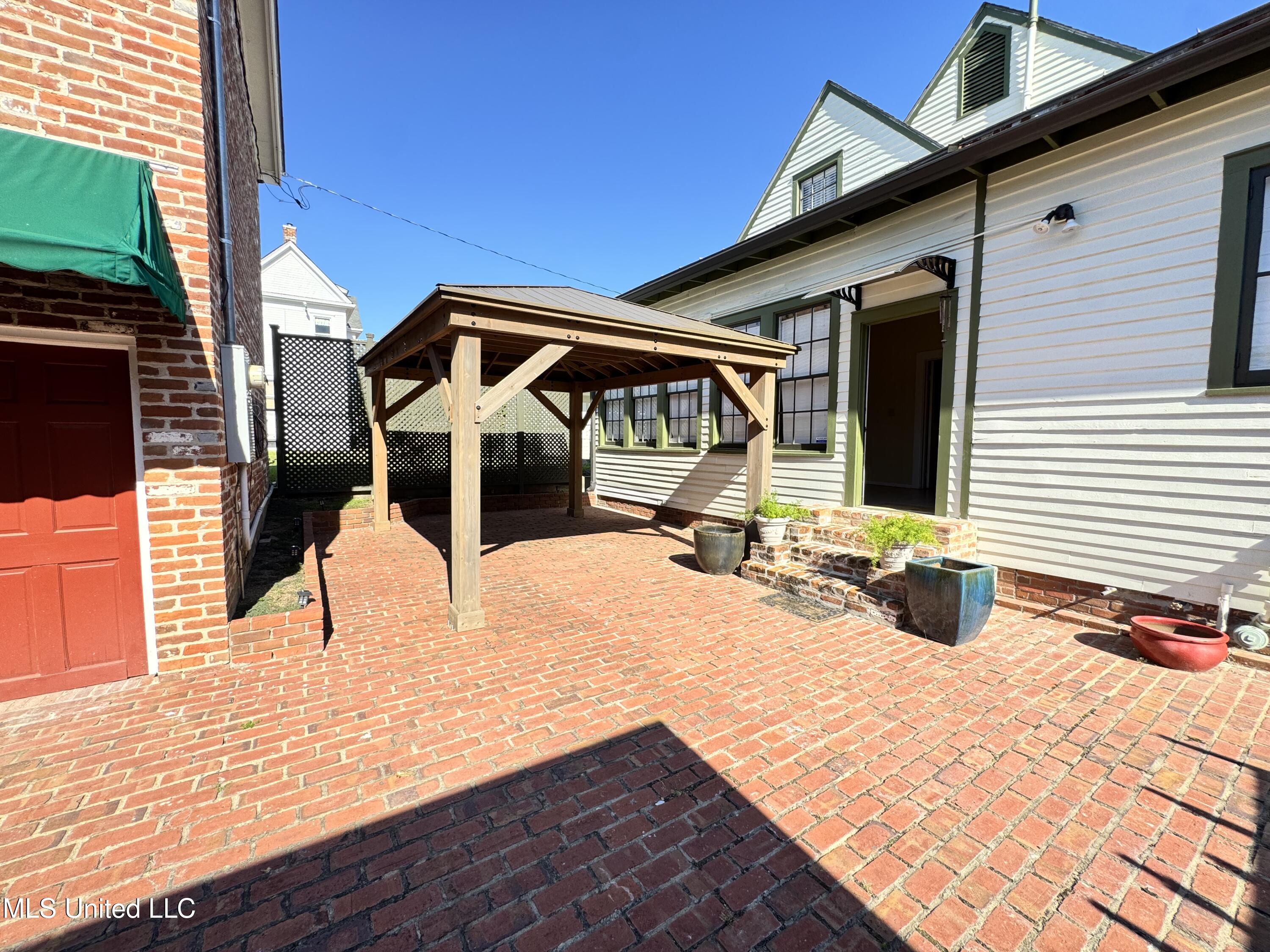 306 South Rankin Street Natchez, MS 39120 - Photo 33 of 48 Back courtyard patio covered area