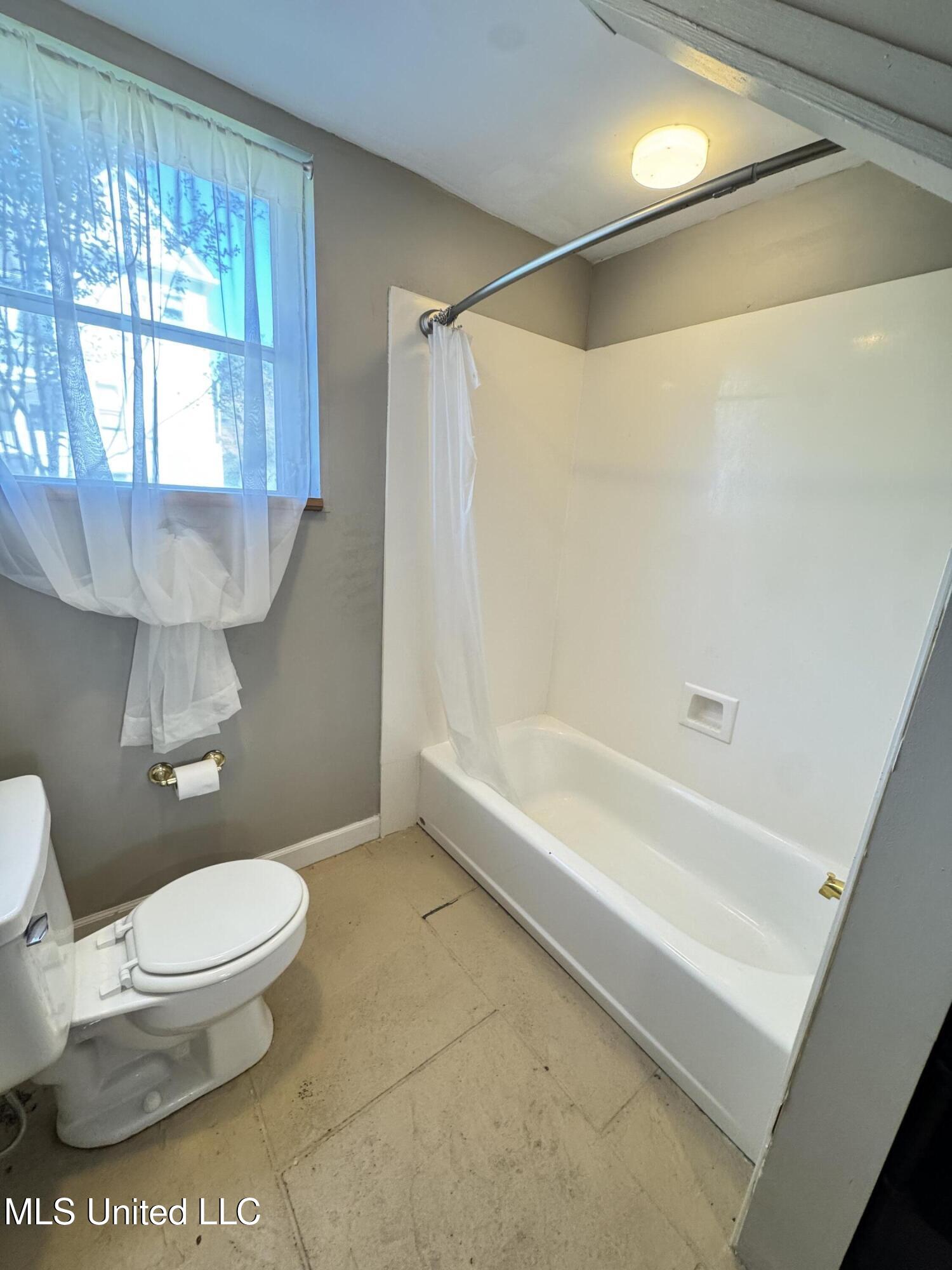 306 South Rankin Street Natchez, MS 39120 - Photo 37 of 48 1st Level full size bathroom