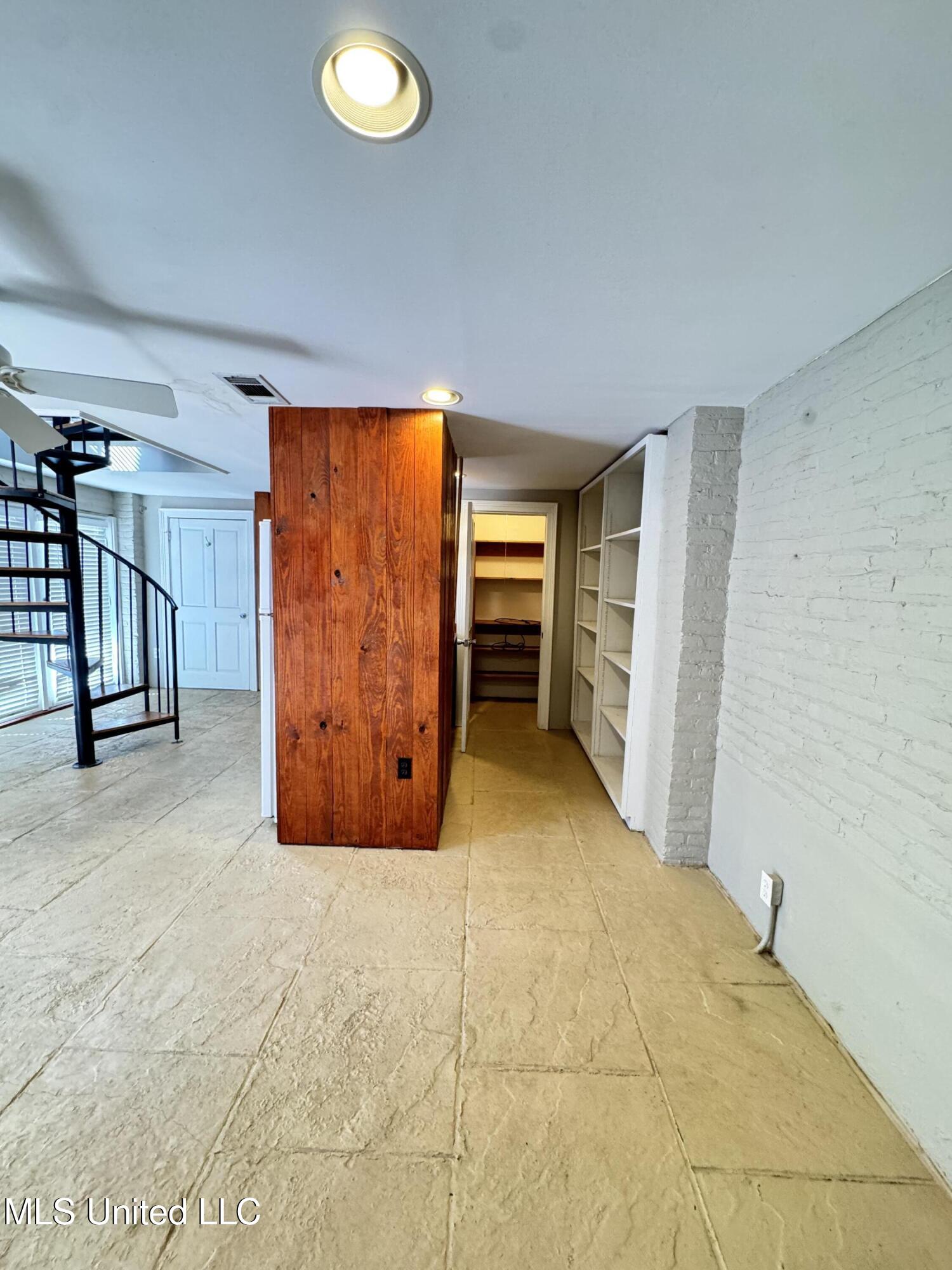 306 South Rankin Street Natchez, MS 39120 - Photo 39 of 48 1st level closet