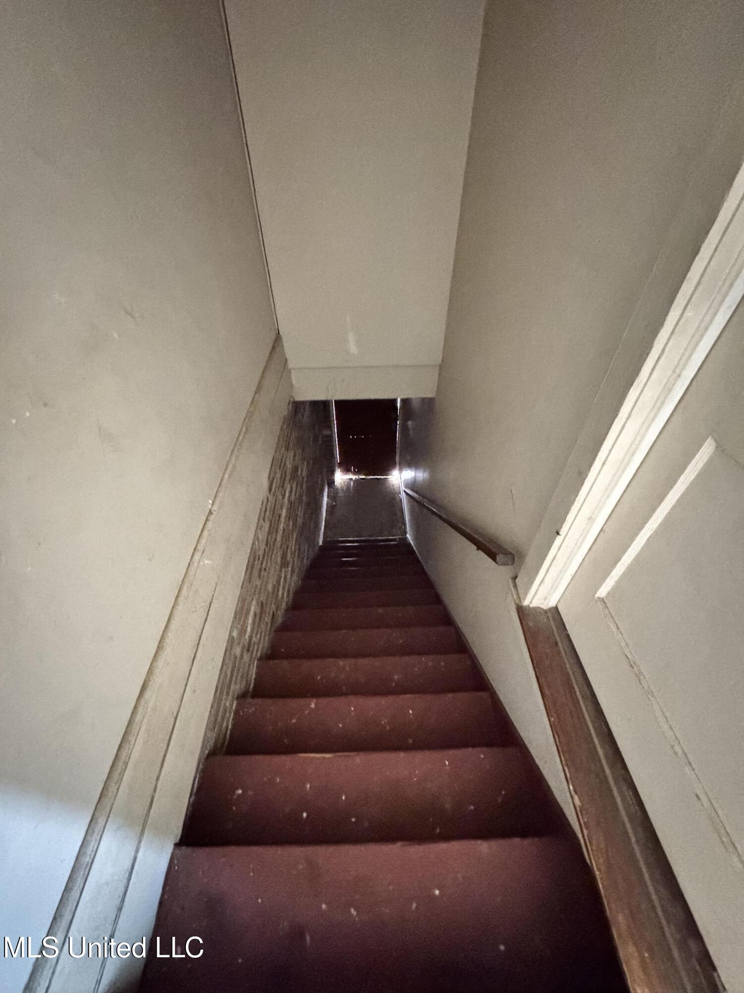 306 South Rankin Street Natchez, MS 39120 - Photo 48 of 48 Staircase