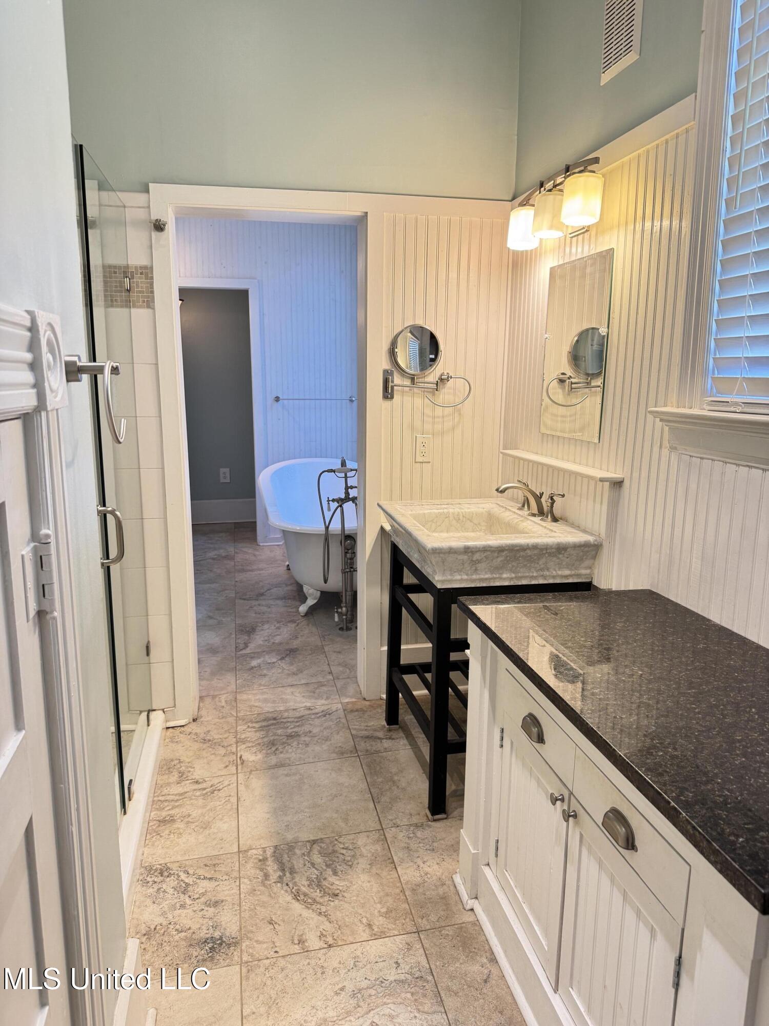 306 South Rankin Street Natchez, MS 39120 - Photo 7 of 48 Primary ensuite bathroom